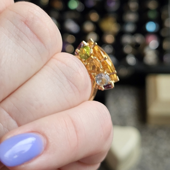 Amazing gemstone ring! Stamped 10k. Large citrine with peridot, blue topaz, amet - Picture 8 of 10